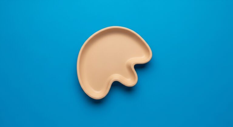 Beiger Teller auf blauem Hintergrund