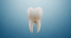 Nahaufnahme eines menschlichen Zahns auf blauem Hintergrund