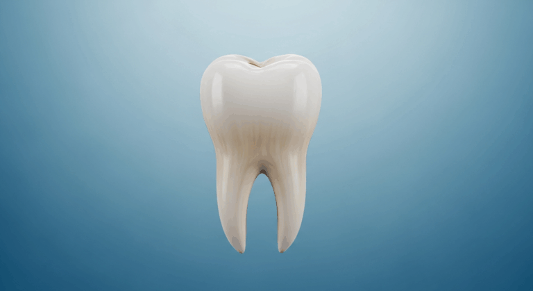 Nahaufnahme eines menschlichen Zahns auf blauem Hintergrund