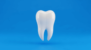 Weißer Zahn auf blauem Hintergrund