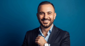 Lächelnder Mann im Anzug vor blauem Hintergrund