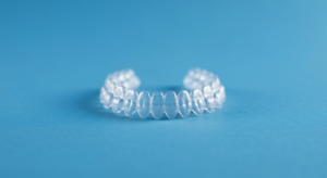 Transparente Zahnspange auf blauem Hintergrund