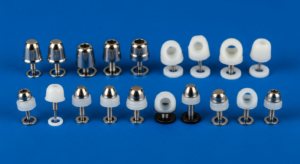 Metall- und Kunststoffschrauben auf blauem Hintergrund