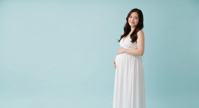 Schwangere Frau in weißem Kleid vor blauem Hintergrund