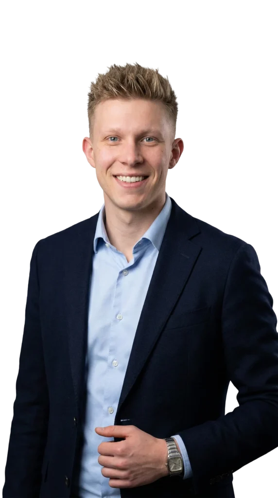 Junger Mann im Anzug lächelt professionell