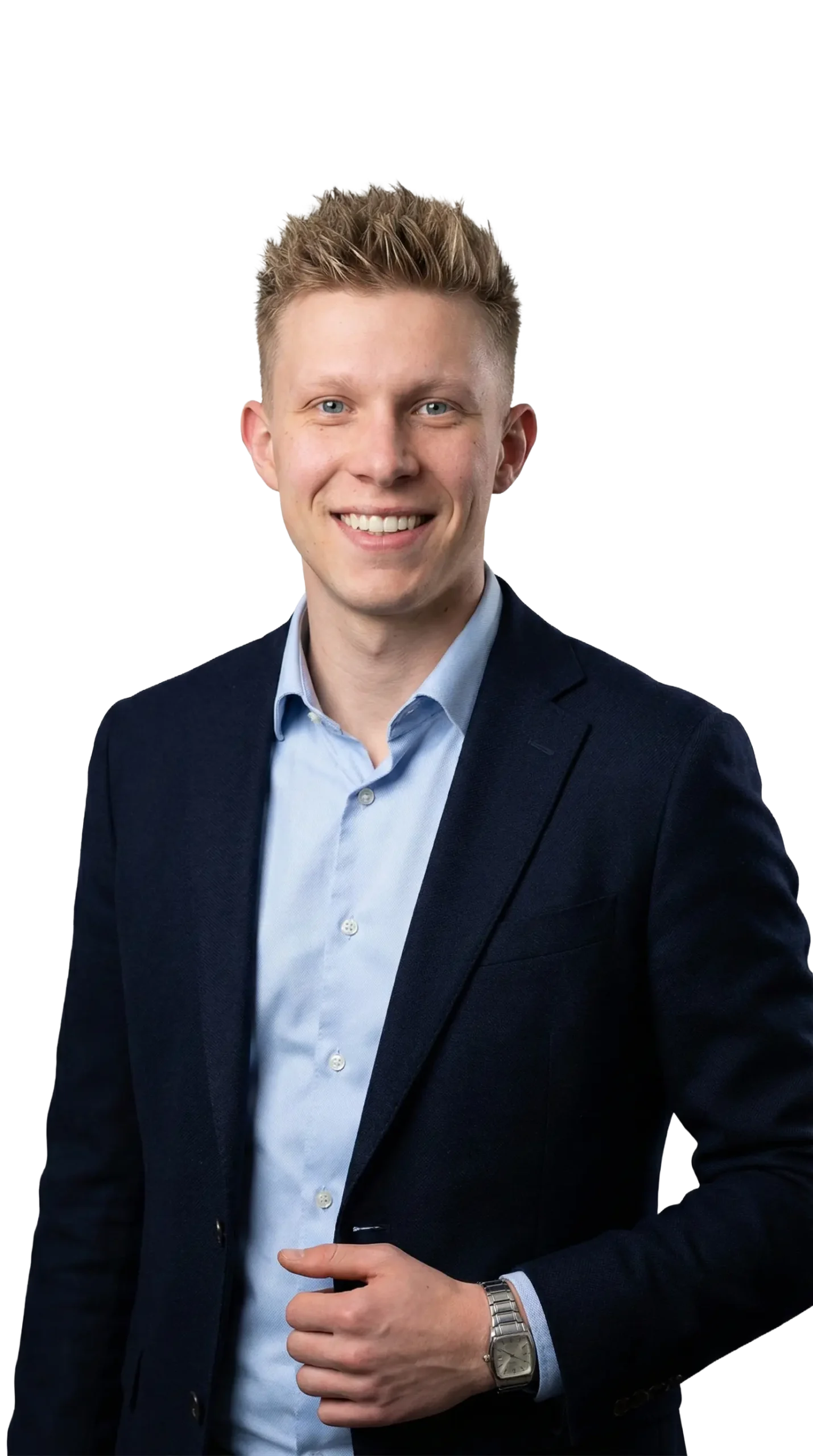 Junger Mann im Anzug lächelt professionell