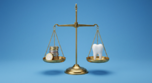 Zahnpflege und Kosten auf goldener Waage