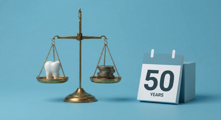 Waage mit Zahn und Münzen, Kalender zeigt 50 Jahre