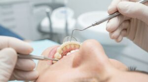 Zahnarzt führt Zahnuntersuchung beim Patienten durch