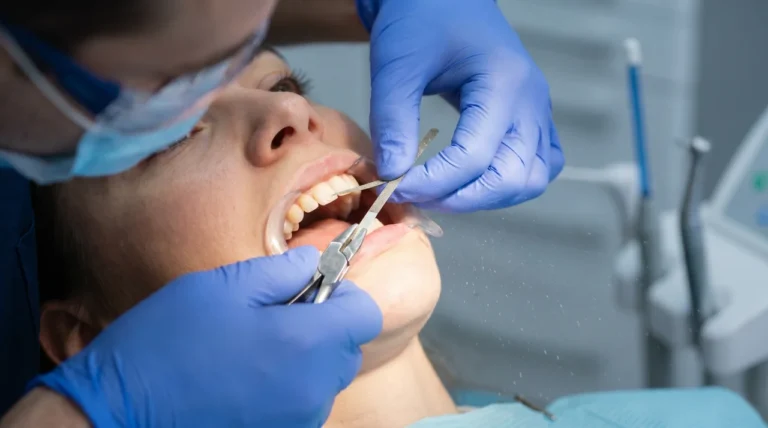 Zahnärztin behandelt Patientin mit zahnärztlichen Instrumenten