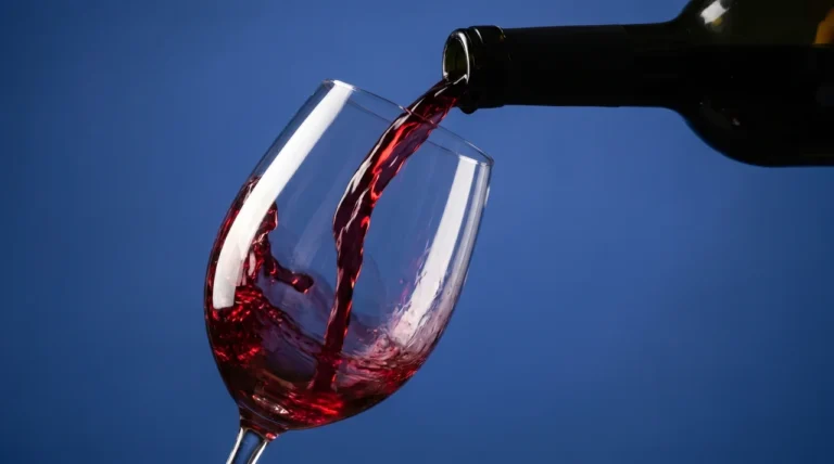 zahnverf rbungen durch rotwein vorbeugung zahnreinigung cover